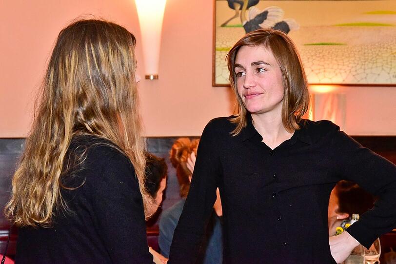 Drehbuchautorin Johanna Thalmann (re.) studierte  an der Hochschule f&uuml;r Film und Fernsehen das Fach Spielfilmregie.