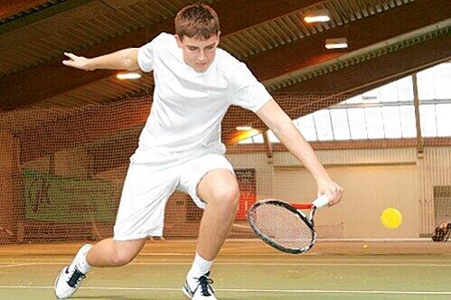 Perfekte Körperhaltung: Boris spielt Tennis auf der Allwetteranlage