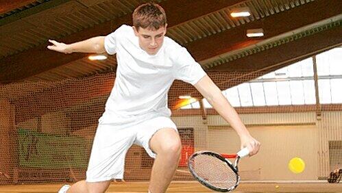 Perfekte Körperhaltung: Boris spielt Tennis auf der Allwetteranlage Perfekte Körperhaltung: Boris spielt Tennis auf der Allwetteranlage