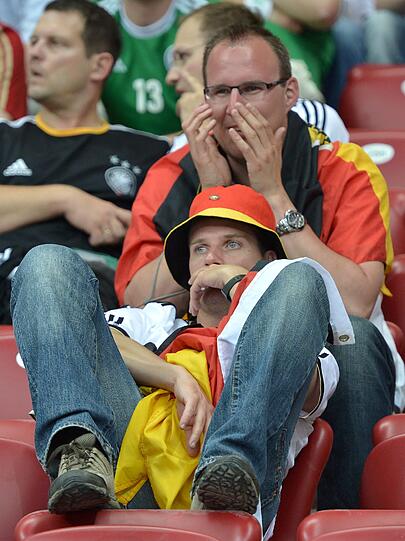 Tränen, Trauer, Tragik: Nach dem Halbfinal-K.o. gegen Italien können es viele Fans nicht fassen, dass der Traum vom EM-Titel vorbei ist. Die Bilder
