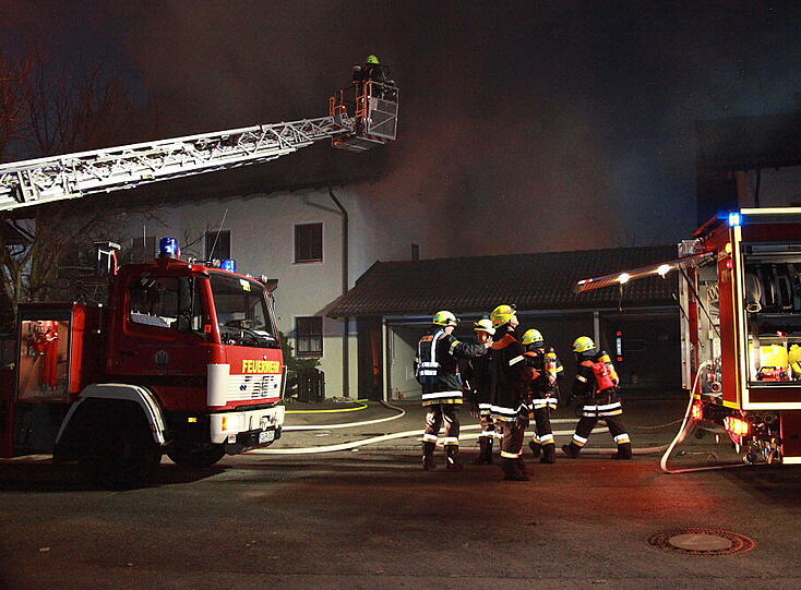 In Kolbermoor zerstörte ein Feuer ein Doppelhaus. Die Bilder vom Einsatz der Feuerwehr.