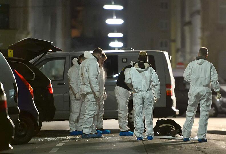 Einsatzkräfte an der Unfallstelle in Wien.