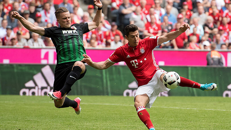Unaufhaltbar: Robert Lewandowski traf gegen Augsburg gleich dreifach. Unaufhaltbar: Robert Lewandowski traf gegen Augsburg gleich dreifach.