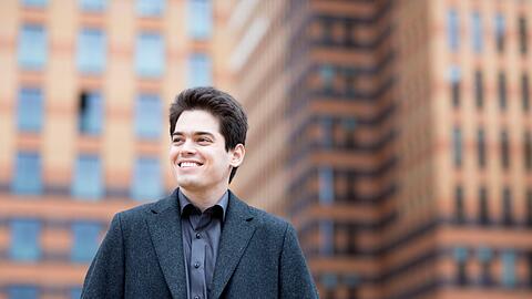 Der Dirigent Lahav Shani.