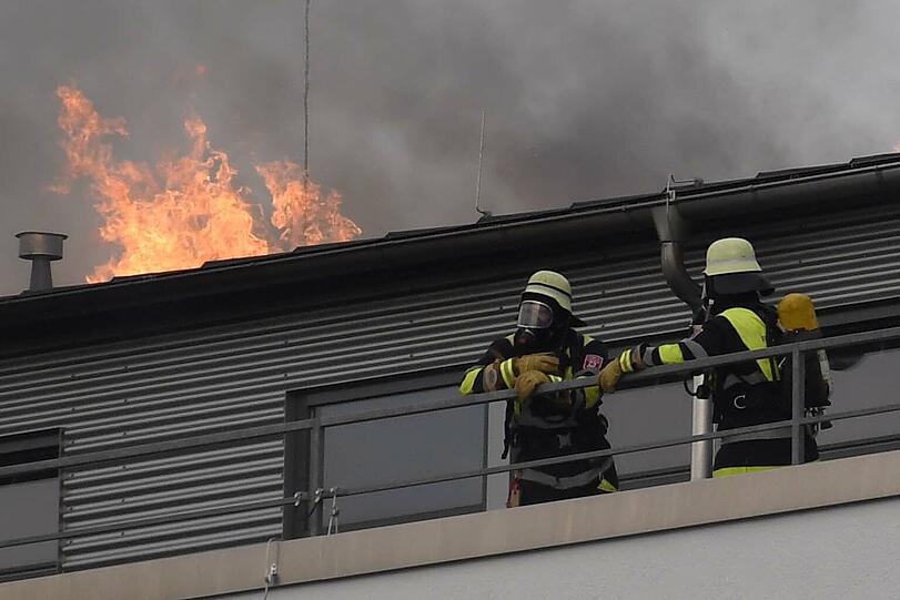 In Fürstenried kam es zum Brand eines Dachstuhls. Im Erdgeschoss des Gebäudes befindet sich eine Polizeiwache.