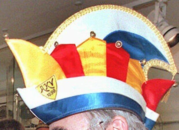 UNIFORM UND KOSTÜM VERWECHSELN: Die Prinzengarde in voller Montur samt Waffenrock und Säbel sieht toll aus. Bitte aber nicht den Fehler machen und zum Beispiel fragen: &bdquo;Was kostet das Kostüm?&ldquo; Es ist kein Kostüm. Es ist eine Uniform.