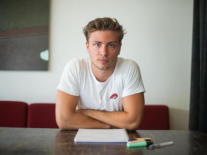 Schauspieler Jannik Schümann in einem Berliner Cafe.