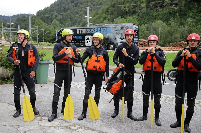 Volle Action! Die Löwen hatten sichtlich Spaß beim Wildwasser-Rafting auf der Salzach.