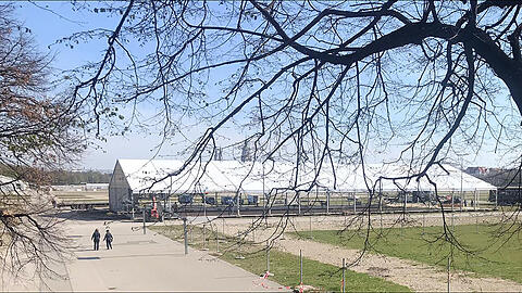 Das Zelt wird derzeit noch aufgebaut - und hat nichts mit der Wiesn zu tun.