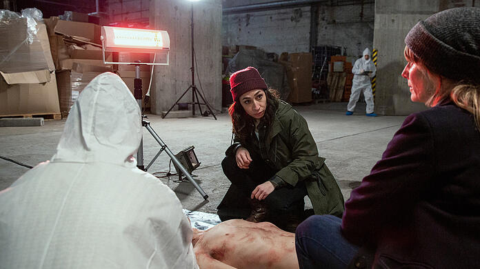 Überzeugendes Duo: Kommissarin Tessa Ott (Carol Schule, m.) und ihre Kollegin Kommissarin Isabelle Grandjean (Anna Pieri Zuercher, r.) im "Tatort: Schattenkinder".