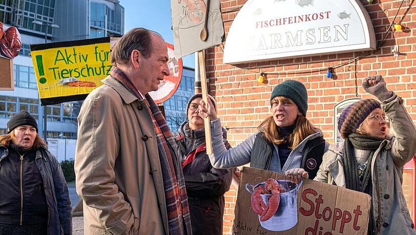 "Die Kanzlei: Wieder vereint": Markus Gellert (Herbert Knaup, l.) spricht mit Demonstranten. "Die Kanzlei: Wieder vereint": Markus Gellert (Herbert Knaup, l.) spricht mit Demonstranten.