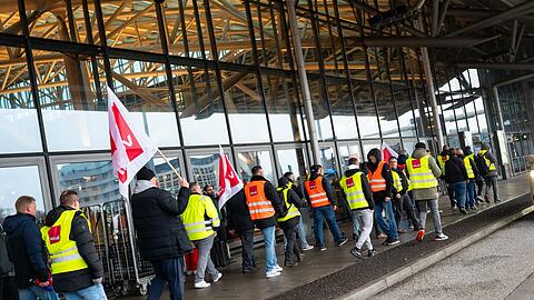 Streikende demonstrieren am Morgen am Flughafen Hamburg.