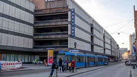 Kein sch&ouml;ner Anblick: der leer stehende Karstadt zwischen der Prielmayer- und Sch&uuml;tzenstra&szlig;e. Im Juni 2023 wurde das Kaufhaus geschlossen.