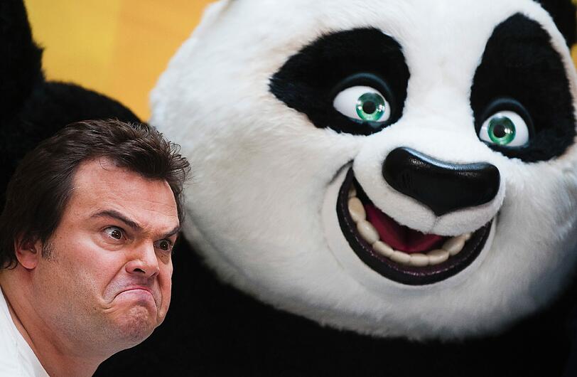 Susan Sideropoulos ist schwanger wie Panda: Auf dem roten Teppich in Berlin präsentiert die Schauspielerin ihren Baby-Bauch. Hape Kerkeling und Jack Black liefern sich einen Kampf für die Fotografen. Die Bilder von der Filpremiere für den Animationsfilm "Kung Fu Panda 2".