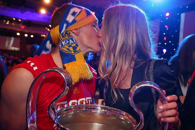 Bastian Schweinsteiger küsst seine Freundin Sarah Brandner.