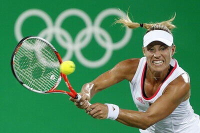 Angelique Kerber besiegt die Australierin Samantha Stosur im Viertelfinale.