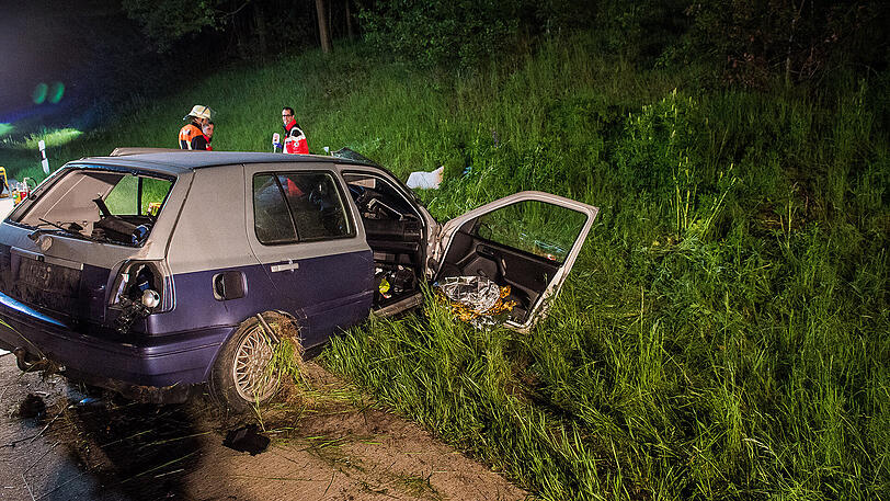 Der Golf prallte gegen die Mittelleitplanke.