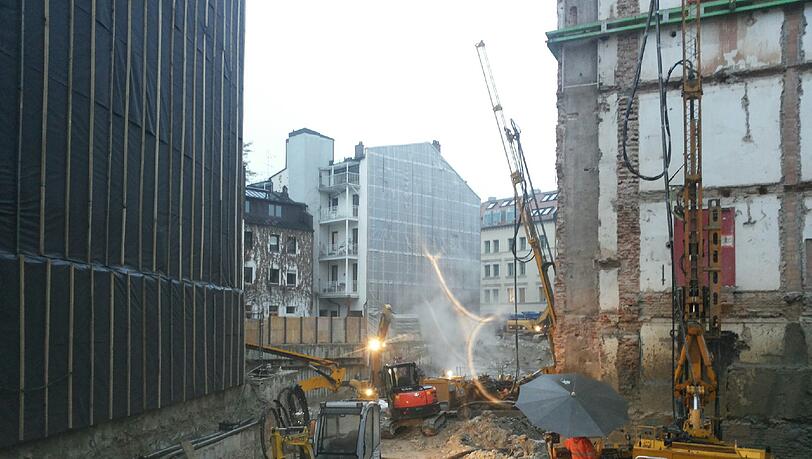 ...und so schaut's hinter dem Gärtnerplatztheater aus. Hier der Blick von der Reichenbachstraße rüber zur Klenzestraße. ...und so schaut's hinter dem Gärtnerplatztheater aus. Hier der Blick von der Reichenbachstraße rüber zur Klenzestraße.