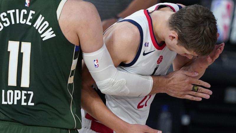 Moritz Wagner (r), Spieler der Washington Wizards, tastet nach einer Kopfnuss seinen Kopf ab. Moritz Wagner (r), Spieler der Washington Wizards, tastet nach einer Kopfnuss seinen Kopf ab.