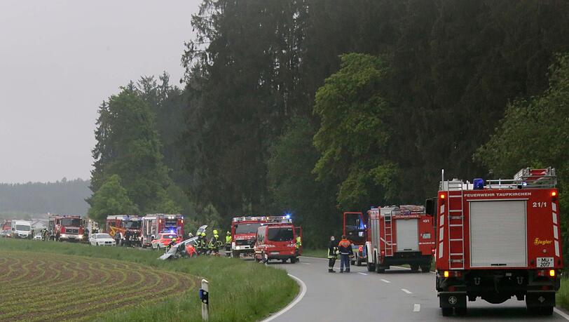 Ein 24-jähriger Mann aus Traunstein kollidierte mit seinem VW mit einem Land Rover eines 49-jährigen Waldkraiburgers.