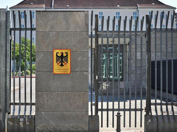 Das Gremium soll Vorwürfe im Zusammenhang mit dem millionenteuren Einsatz externer Fachleute unter Verteidigungsministerin von der Leyen aufklären.