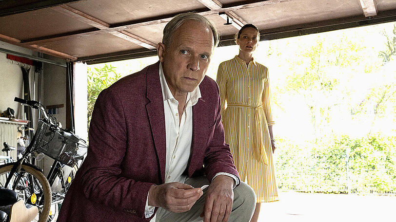 "Tatort: Die Ferien des Monsieur Murot": Felix Murot (Ulrich Tukur) durchsucht die Garage von Walter Boenfeld und dessen Frau Monika (Anne Ratte-Polle)