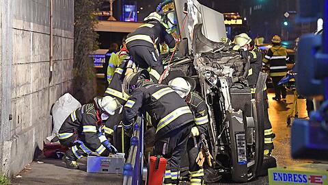Der Wagen prallte gegen den Beton-Pfeiler der Bahnunterführung und blieb dann auf der Seite liegen.