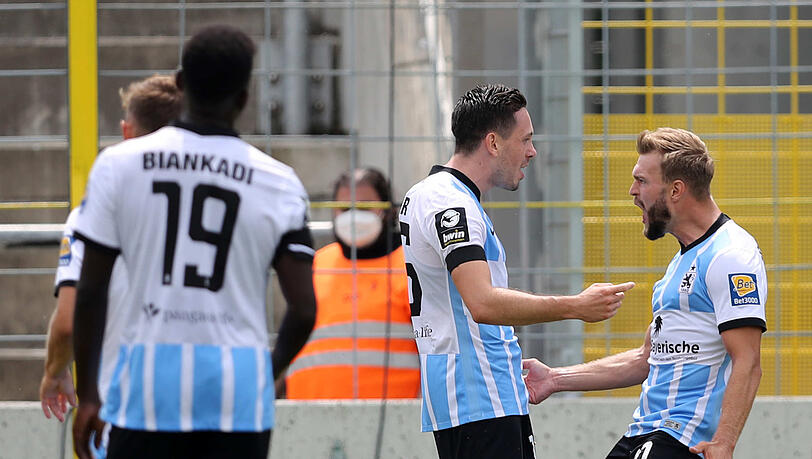 Die Neu-Löwen Marcel Bär (M.) und Yannick Deichmann (r.) überzeugen. Die Neu-Löwen Marcel Bär (M.) und Yannick Deichmann (r.) überzeugen.