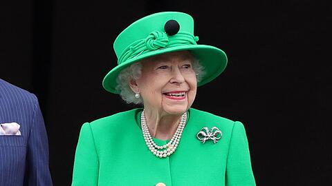 Die Queen im grünen Outfit auf dem Balkon des Buckingham Palastes währen ihres Platin-Jubiläums.
