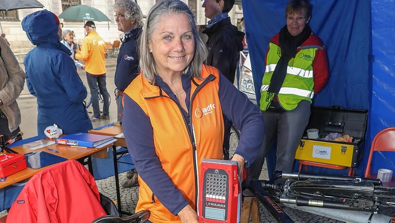 Brigitte Wittmann zeigt, wie an einem Rad der Sicherheitscode im Rahmen eingraviert wird. Brigitte Wittmann zeigt, wie an einem Rad der Sicherheitscode im Rahmen eingraviert wird.