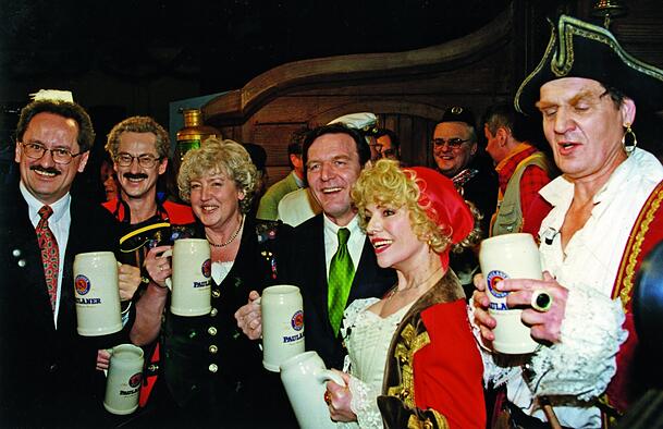Salvatorprobe 1998 mit Kanzlerkandidat: Gerhard Schröder ist Monate vor seiner Wahl zu Gast auf dem Nockherberg, mit auf dem Bild unter anderem (v. l.) Christian Ude, sein Double Uli Bauer und Renate Schmidt. Salvatorprobe 1998 mit Kanzlerkandidat: Gerhard Schröder ist Monate vor seiner Wahl zu Gast auf dem Nockherberg, mit auf dem Bild unter anderem (v. l.) Christian Ude, sein Double Uli Bauer und Renate Schmidt.