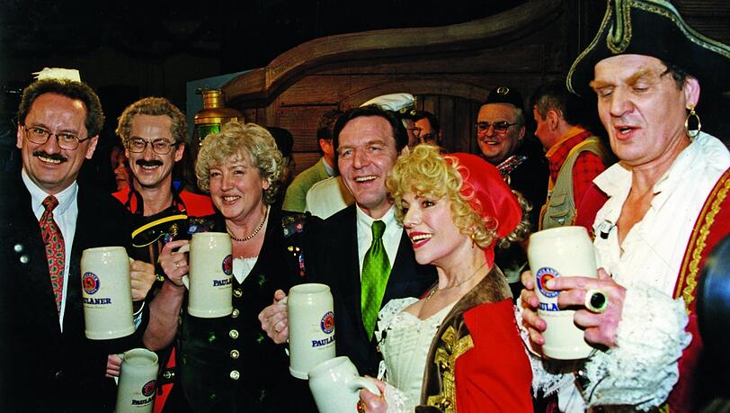 Salvatorprobe 1998 mit Kanzlerkandidat: Gerhard Schröder ist Monate vor seiner Wahl zu Gast auf dem Nockherberg, mit auf dem Bild unter anderem (v. l.) Christian Ude, sein Double Uli Bauer und Renate Schmidt. Salvatorprobe 1998 mit Kanzlerkandidat: Gerhard Schröder ist Monate vor seiner Wahl zu Gast auf dem Nockherberg, mit auf dem Bild unter anderem (v. l.) Christian Ude, sein Double Uli Bauer und Renate Schmidt.