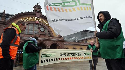 Gewerkschaftsmitglieder stehen mit Fahnen und einem Transparent vor dem Erfurter Hauptbahnhof. Die Gewerkschaft Deutscher Lokomotivführer (GDL) hat zu einem weiteren mehrtägigen Streik bei der Deutschen Bahn aufgerufen.
