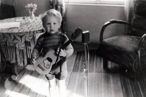 Aus dem Familienalbum: Peter und seine ersten Akkorde.