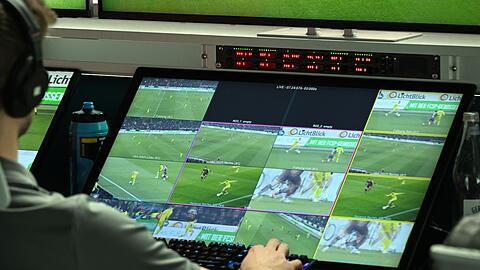 Ein Videoschiedsrichter hat mehrere Kameraeinstellungen im Blick. (Archivbild)