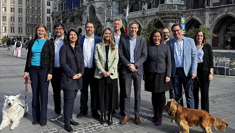 Die Verhandler der "Mango"-Koalition am Freitagmorgen vor dem Rathaus.
