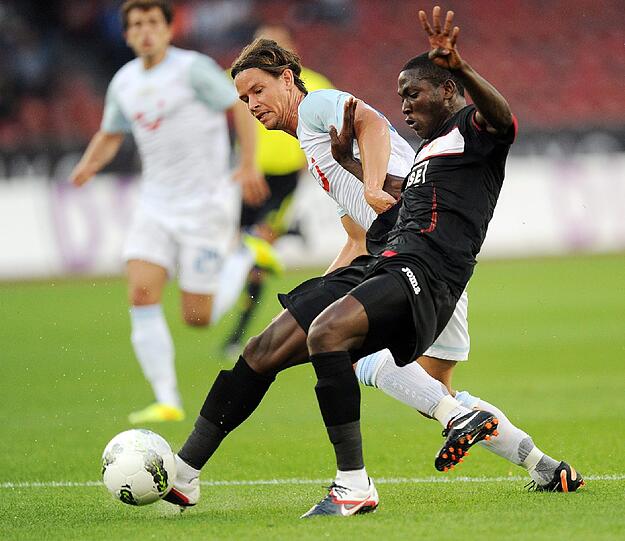 Auch im Mittelfeld: Dusan Djuric (li.). Hier im Zweikampf mit Daniel Opare von Liege.