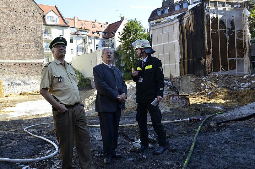 Schwabing am Tag nach der Bombensprengung: Die Spuren der Detonation sind deutlich zu erkennen, teilweise hat sie schwere Schäden verursacht. Derzeit werden die Schäden an den Gebäuden der Umgebung erfasst.