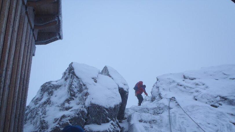 Durch Eis und Schnee: Die Männer der Bergwacht beim Aufstieg zu der eingeschneiten Studentengruppe. Durch Eis und Schnee: Die Männer der Bergwacht beim Aufstieg zu der eingeschneiten Studentengruppe.