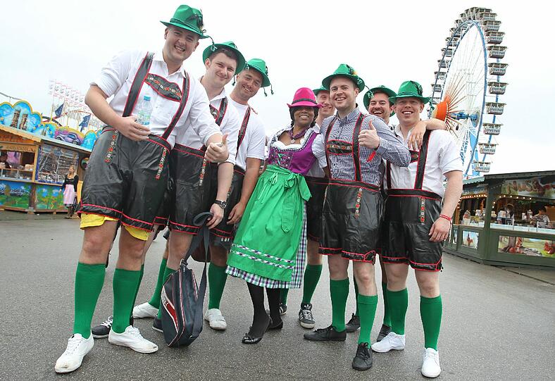 TRACHTENSÜNDEN: 2012 ganz hoch im Kurs sind Plastikdirndl...