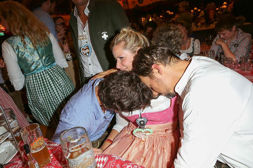 Florian David Fitz und Elias M'Barek lassen's auf der Wiesn krachen und versinken im Dekolletee von Anika Decker. Die Oktoberfest-Bilder aus dem Hippodrom.