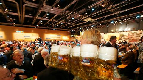 Prost - auf die CSU! In der Passauer Dreiländerhalle stimmen sich CSU-Fans auf die Reden von Horst Seehofer und Peter Gauweiler ein.