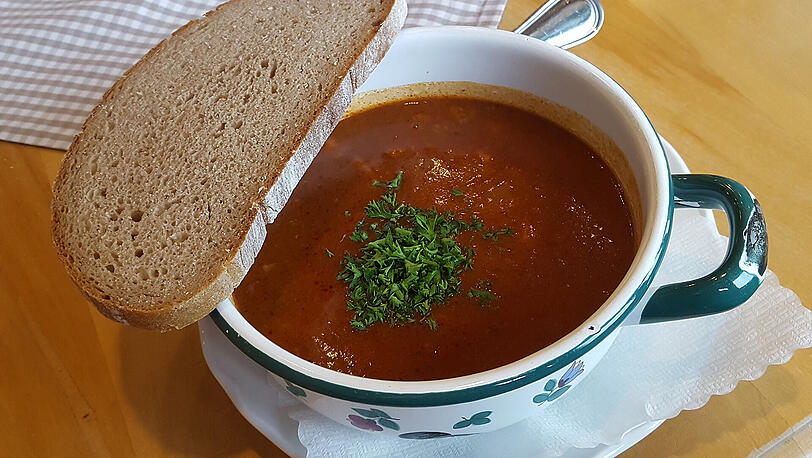 Eine ordentlich gesalzene Gulaschsuppe im Wirtshaus an der Bergstation kostet hier ehrliche 5,50 Euro.