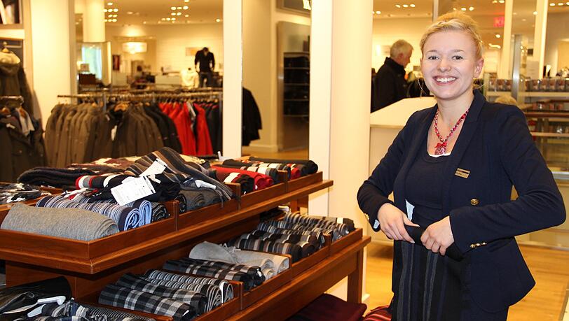 Jeanina Tammling arbeitet als Einzelhandelskauffrau. Die Aufstiegschancen sind in diesem Beruf gut. Jeanina Tammling arbeitet als Einzelhandelskauffrau. Die Aufstiegschancen sind in diesem Beruf gut.