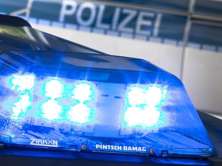 Ein Blaulicht leuchtet auf dem Dach eines Polizeiwagens. Foto: Friso Gentsch/dpa/Archivbild
