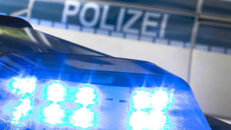 Ein Blaulicht leuchtet auf dem Dach eines Polizeiwagens. Foto: Friso Gentsch/dpa/Archivbild Ein Blaulicht leuchtet auf dem Dach eines Polizeiwagens. Foto: Friso Gentsch/dpa/Archivbild