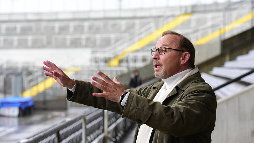 Schaller (Alexander Held) hat sich ins Fußballstadion zur Induktion begeben. Schaller (Alexander Held) hat sich ins Fußballstadion zur Induktion begeben.