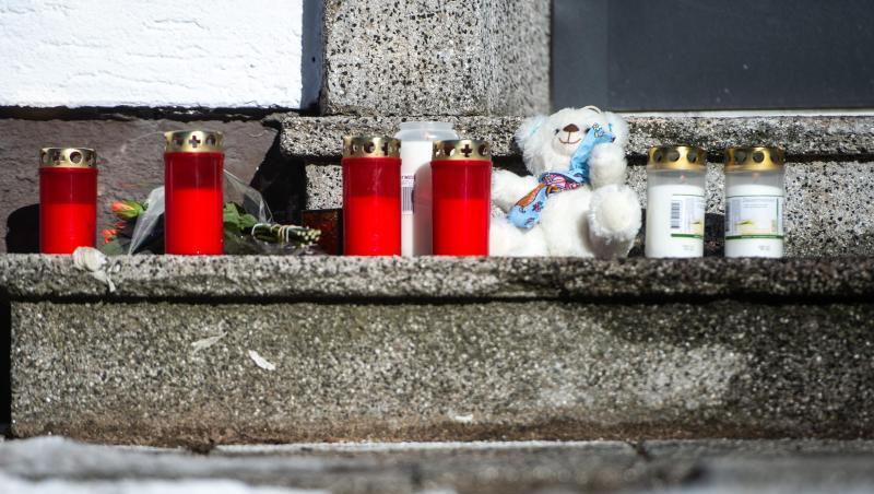 Nachbarn bringen ihre Trauer mit Kerzen und einem Teddybär zum Ausdruck.
