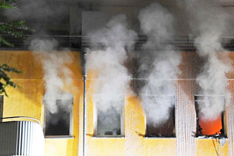 Obergiesing: Kurz vor Mitternacht brennt im dritten Stock eines Wohnblocks eine Wohnung.