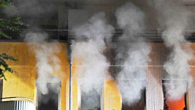Obergiesing: Kurz vor Mitternacht brennt im dritten Stock eines Wohnblocks eine Wohnung.